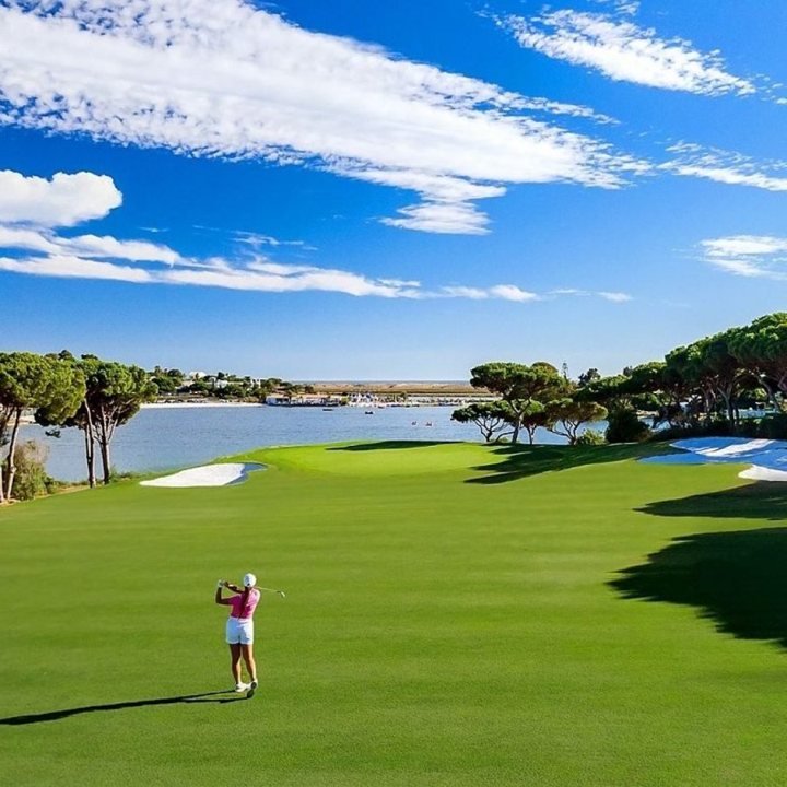 Golfgreen vid vatten i Portugal