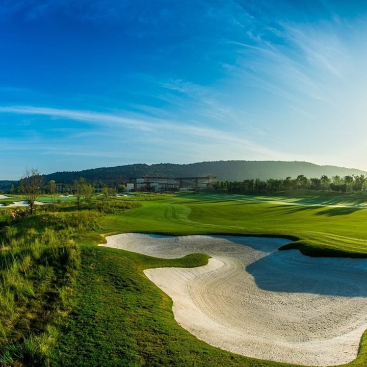 Golfbana i ett grönt landskap