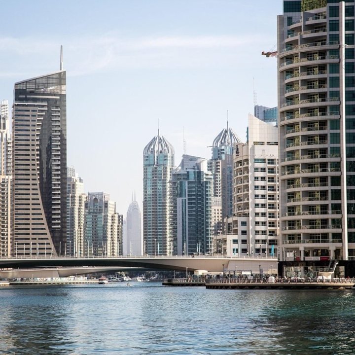 Dubai Marina med höga byggnader