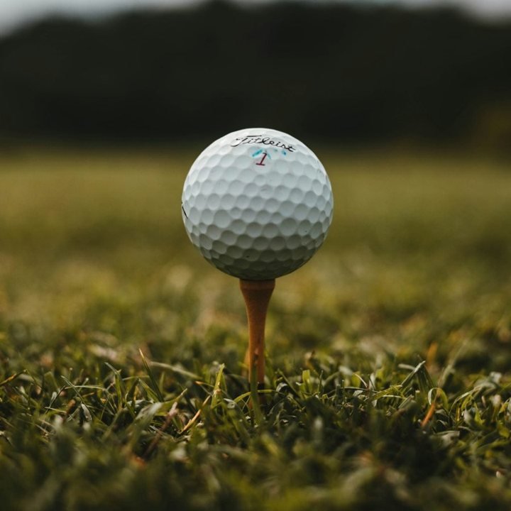 Golfboll på peg