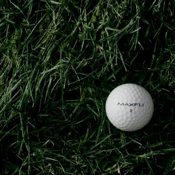 Golfboll i gräs
