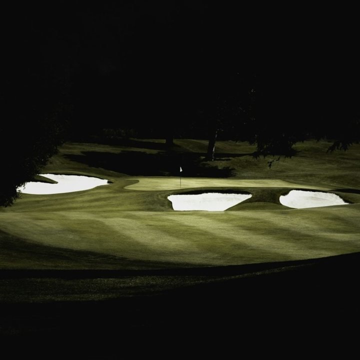 Golfgreen med ljusa bunkrar