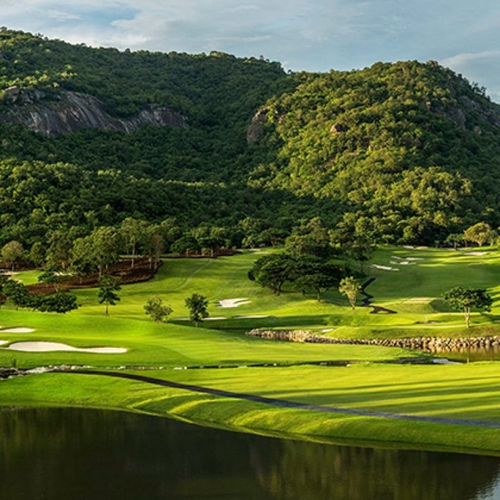 Golfbana vid Black Mountain i Thailand