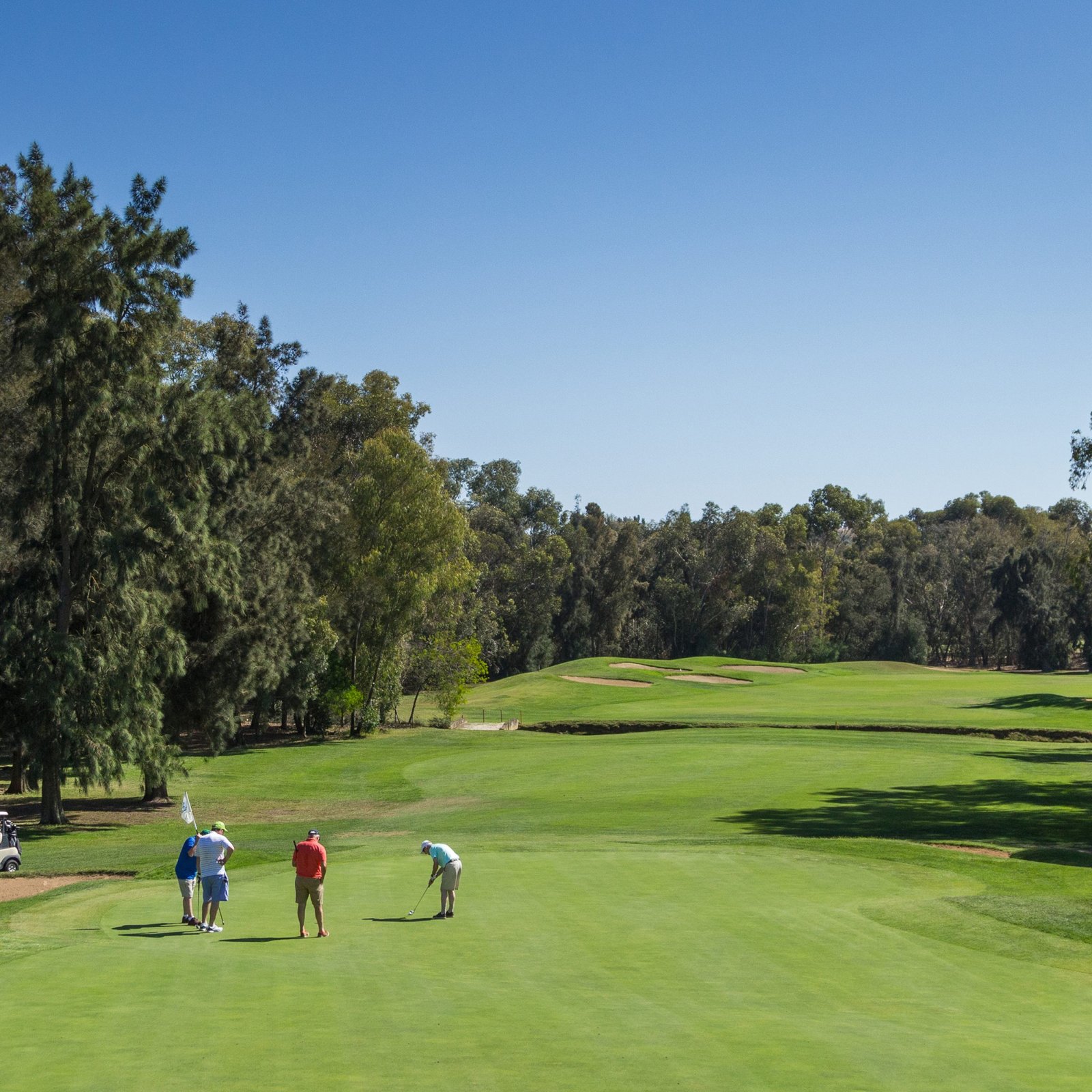 Golfspelare på green vid Penina i Algarve, Portugal